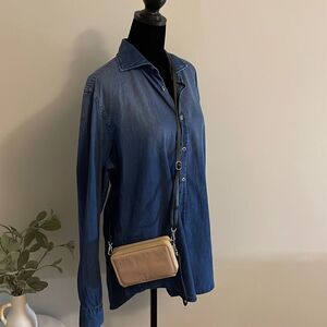 Vera Bradley‎ Crossbody/wristlet wallet. Tan w/black straps.